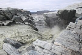 Ein Schmelzwasserfluss aus dem grönländischen Inlandeis.