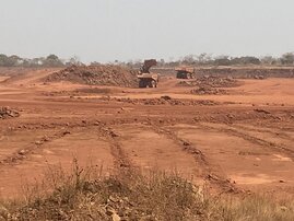 Laster transportiert Bauxit aus Tagebau ab