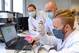 Nanopore-Genomsequenzierung durch Mitarbeiter des Instituts für Infektionsmedizin und Krankenhaushygiene am Universitätsklinikum Jena Nanopore-Genomsequenzierung durch Mitarbeiter des Instituts für Infektionsmedizin und Krankenhaushygiene am Universitätsklinikum Jena M