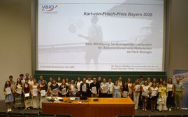 Die bayerischen Karl-von-Frisch-Preisträgerinnen und -Preisträger 2026 im Hörsaal der LMU Menschen im Hörsaal
