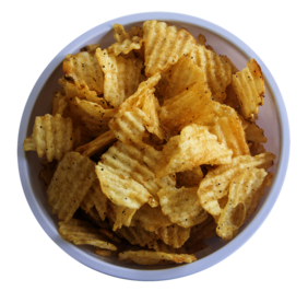 Aufsicht auf eien weiße Porzelanschale mit Kartoffelchips im Wellenschnitt
