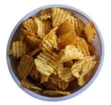 Aufsicht auf eien weiße Porzelanschale mit Kartoffelchips im Wellenschnitt