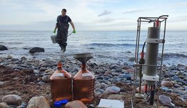 Ein Jahr lang beprobten Forschende zweimal pro Woche 14 Probenpunkte an Warnow und Ostsee, analysierten das Mikrobiom und erfassten zusätzlich Umweltparameter. Forscher am meer mit Meßgeräten