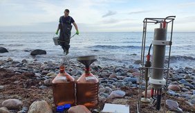 Ein Jahr lang beprobten Forschende zweimal pro Woche 14 Probenpunkte an Warnow und Ostsee, analysierten das Mikrobiom und erfassten zusätzlich Umweltparameter. Forscher am meer mit Meßgeräten