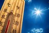 Der nächste extreme Sommer würde nach Ansicht von Forschenden der Universität Leipzig unsere bisherigen Erfahrungen bei Weitem übertreffen. Thermometer vor blauem Himmel mit Sonne