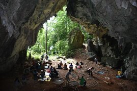 Höhleneingang der Fundstätte Topogaro