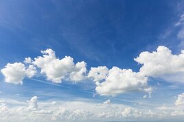 Blauer Himmel mit Wolken