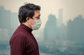 Schützt nicht nur vor Corona: In manchen Regionen der Welt tragen Menschen Gesichtsmasken wegen des Smogs.