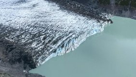 Der Fairweather-Gletscher, dessen Zurückschmelzen das Wachstum des Desolation Lake ermöglichte. 