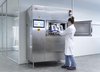 Mensch an einer Labormaschine