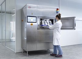Mensch an einer Labormaschine