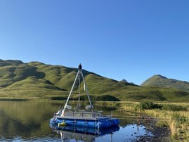 Schwimmende Bohrplattform zur Entnahme von Sedimentkernen aus Seen in Alaska  