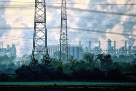 Industrieanlage mit qualmenden Schornsteinen