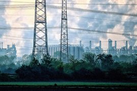 Industrieanlage mit qualmenden Schornsteinen