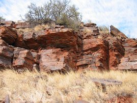 Gebänderte Eisenablagerungen in Gamohaan Hill in der Nähe von Kuruman, Provinz Nordkap, Südafrika.