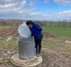 Doktorandin Alisha Sharma von der Uni Jena am Grundwasserbrunnen mit eingesetzten passiven Probennehmern. 