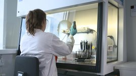 Frau an einer Laborbank