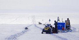 Ein internationales Forschungsteam, zu dem auch Huw Horgan (ETH, WSL) gehört, vermisst in der Antarktis einen Wasserkanal, der unter Oberfläche des Schelfeises liegt. 