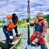 Sedimentkern-Probenahme: Nakintu und Bálint entnehmen Sedimentkerne aus einem tropischen See 