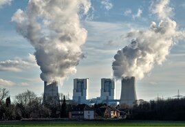 Trotz des Rückgangs bleibt Kohle noch immer die Hauptquelle des anthropogenen Kohlendioxid-Ausstoßes: Braunkohlekraftwerk 