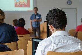 Seminarraum; Blick auf den Dozenten