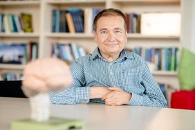Prof. Dr. Dr. h. c. Onur Güntürkün ist Träger der Karl-Ritter-von-Frisch-Medaille 2026 der Deutschen Zoologischen Gesellschaft. Prof. Dr. Dr. h. c. Onur Güntürkün ist Träger der Karl-Ritter-von-Frisch-Medaille 2026 der Deutschen Zoologischen Gesellschaft.