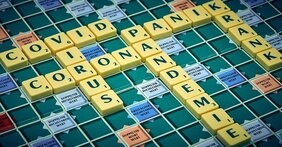 Scrabble-Spiel mit Aktuellen Begriffen zur Pandemie