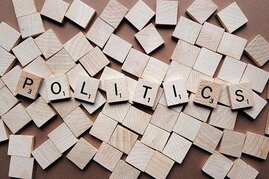 Buchstabenplättchen "politics"