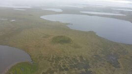 Luftbild der seereichen Permafrostlandschaft auf der nördlichen Seward Halbinsel