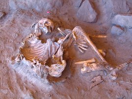 7.000 Jahre alte natürliche Mumie (Individuum H1), die in der Takarkori Rock Shelter in Südlibyen gefunden wurde.