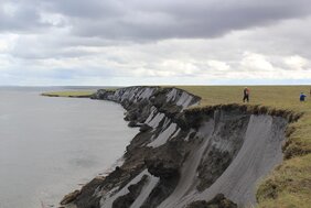 Ein Kliff in der sibirischen Arktis mit Überresten von Moorgebieten.