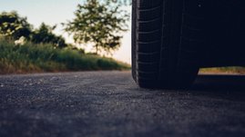 Autoreifen auf einer Straße