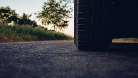 Autoreifen auf einer Straße