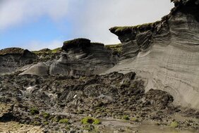 Erodierende Steilküste auf der arktischen Permafrost-Insel Herschel Island, Yukon Kanada.  