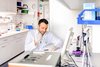 Dr. Micha Banz bei der Vorbereitung einer Sequenzierbibliothek: Mit der Pipette wird eine aufgereinigte DNA-Probe für die Analyse auf eine Sequenziereinheit aufgebracht. 