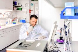 Dr. Micha Banz bei der Vorbereitung einer Sequenzierbibliothek: Mit der Pipette wird eine aufgereinigte DNA-Probe für die Analyse auf eine Sequenziereinheit aufgebracht. 