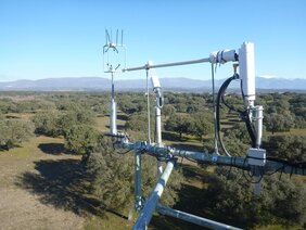 Datenerfassung auf einem Messturm in der spanischen Savanne
