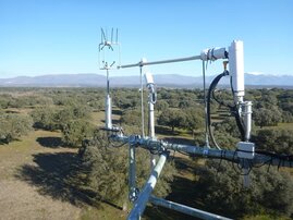 Datenerfassung auf einem Messturm in der spanischen Savanne