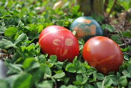 Bunte Eier im Gras