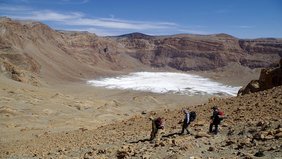 Abstieg in den Era-Kohor-Subkrater innerhalb der Gipfelcaldera des Emi Koussi - mit 3415 m der höchste Berg der Sahara.