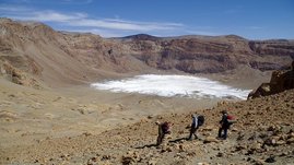 Abstieg in den Era-Kohor-Subkrater innerhalb der Gipfelcaldera des Emi Koussi - mit 3415 m der höchste Berg der Sahara.
