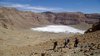 Abstieg in den Era-Kohor-Subkrater innerhalb der Gipfelcaldera des Emi Koussi - mit 3415 m der höchste Berg der Sahara.