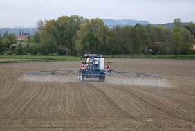 Traktor sprüht Pflanzenschutzmittel auf ein Feld