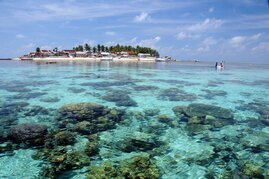 Korallenriff vor Bonetambung, einer bewohnten Insel im indonesischen Spermonde-Archipel.  