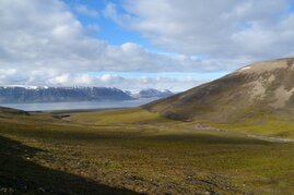 Blick stromabwärts vom Lusitaniadalen in Richtung Isfjorden. 