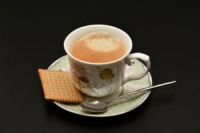 Kaffeetasse und Keks