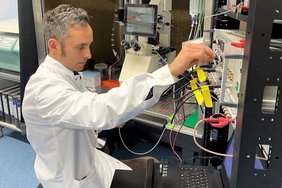 Patch-Clamp Experiment an einer Zelle: Dr. Oliver Rauh stellt den Verstärker zur Ableitung der elektrischen Signale, die von der Zelle kommen, ein. 