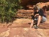 Mensch sitz vor einer felswand im australischen Kalbarri Nationalpark