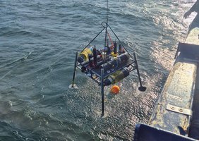 ein Lander, bestückt mit modernster Sensorik für Messungen am Meeresgrund