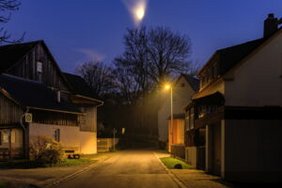 Beleuchtete Straße in einer ländlichen Kleinstadt in Deutschland 